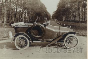 NSU Torpedo 82.jpg - Firma Broederlet verkocht vanuit de 1e Dorpsstraat diverse oude auto's waaronder deze: NSU Torpedo. Eigenaar auto: Kruiswijk, Notaris te Doorn. Opname tussen 1910-30